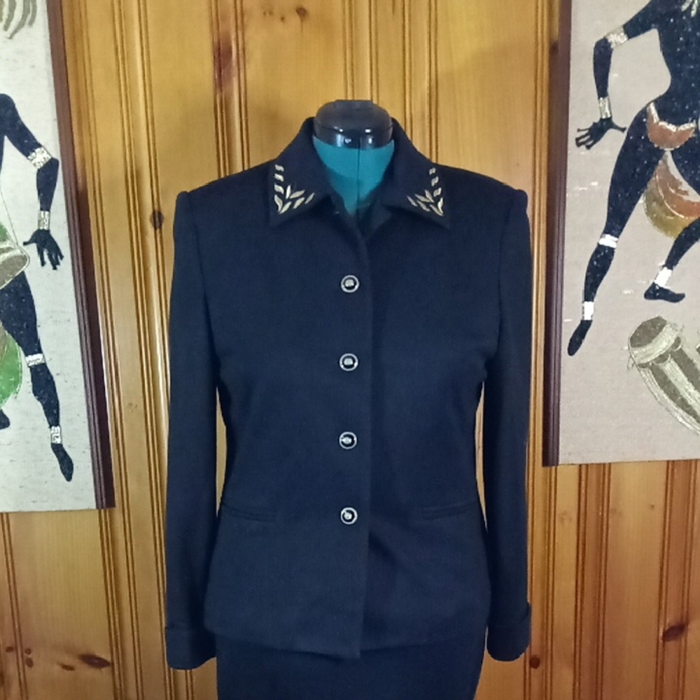 Elegant Black Women's Blazer with Embroidered Collar